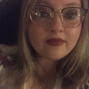 Meet your Posher, Esthela